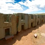 Imagem mostra blocos de pedra de andesito em Puma Punku, com encaixes retos e cortes que lembram precisão de laser, desafiando explicações arqueológicas tradicionais.