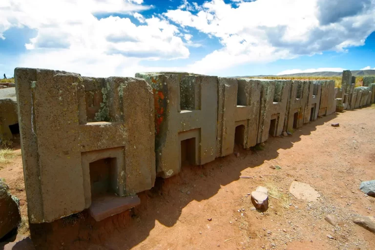 Imagem mostra blocos de pedra de andesito em Puma Punku, com encaixes retos e cortes que lembram precisão de laser, desafiando explicações arqueológicas tradicionais.